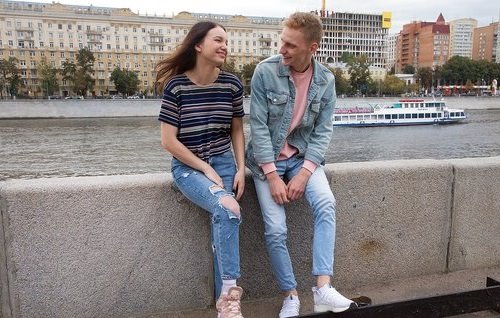 Постер к видео: Кончает в пизду худенькой москвичке в первый день знакомства.