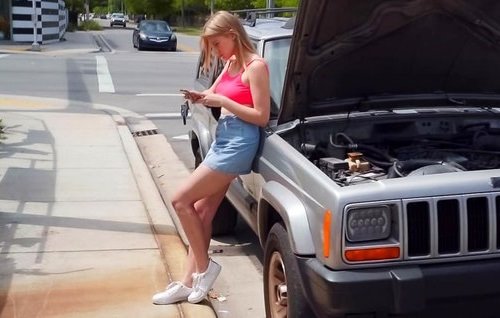 Молодуха с сиськами по своей глупости дала тому кто не сможет ей помочь с машиной.