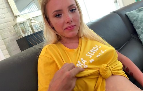 Постер к видео: Подглядывает за сестрой в душевой кабинке и трахает её бритую киску.