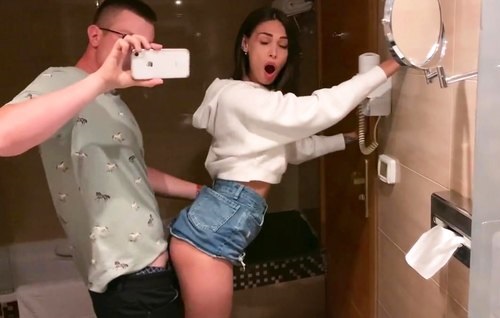 Постер к видео: Задирает девушке юбку и снимает на телефон как трахает её.