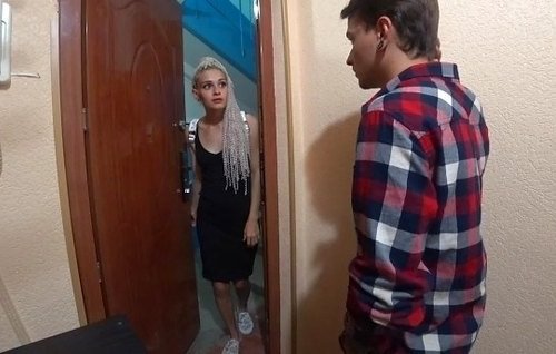 Постер к видео: Куколка с дредами не расскажет как её ебал сосед и как кончил ей в дупло.