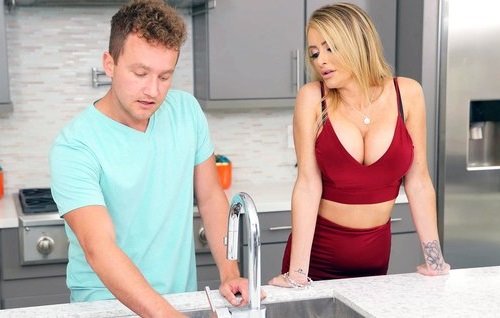 Постер к видео: Мамочке друга нужен был молодой парень чтобы посмотрел её раковину.