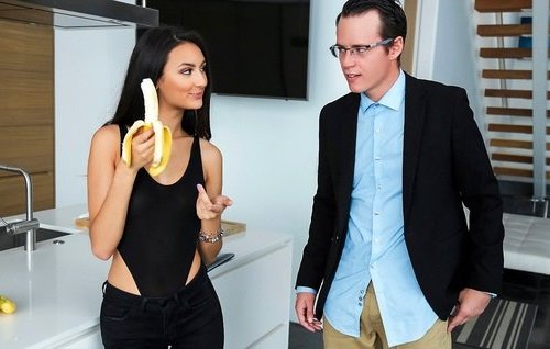 Постер к видео: Дает девушке свой молодой член вместо банана чтобы поучиться сосать на нем.