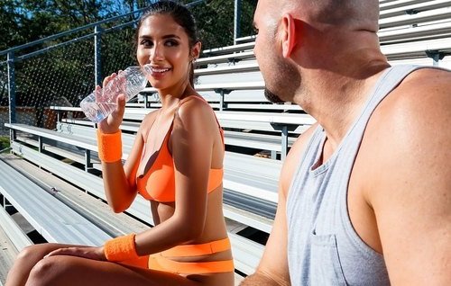 Постер к видео: Красивая молодая фитоняшка флиртует с тренером после занять и получает его жилистый член.