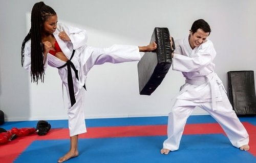 Постер к видео: Тренерка по карате заставляет парня с белым поясом лизать пизду и целовать ноги.