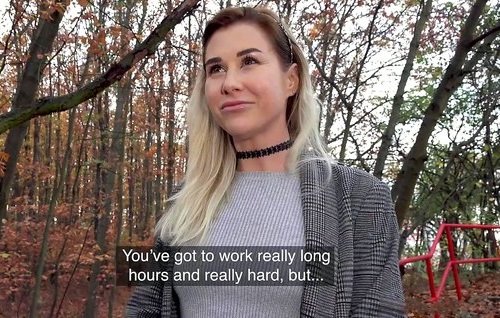 Постер к видео: Русская девушка сосет огромный член в парке за неплохие деньги.