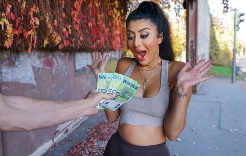 Постер к видео: Русскоязычная арабка флиртует с незнакомцем на остановке и берет деньги за секс.