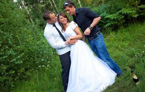 Постер к видео: Жених и друзья жарят невесту в лесу втроем и костыли одному из них не помеха.