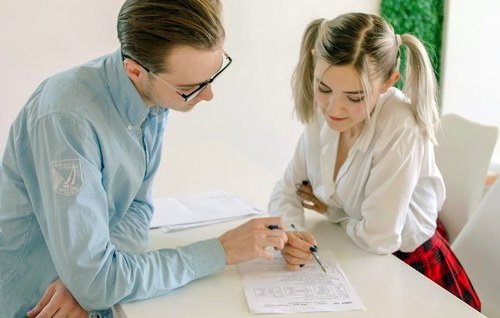 Постер к видео: Отличница проваливает экзамен чтобы остаться наедине с новеньким учителем.