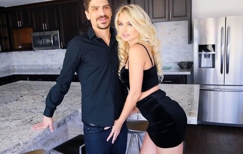 Постер к видео: Риелтор показывает белокурой клиентке дом на продажу и какая там шикарная столешница для готовки жареной киски.