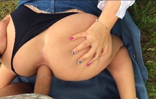 Постер к видео: Парень прогуливается с жопастой подругой к реке, а там её смачно аналит раком.