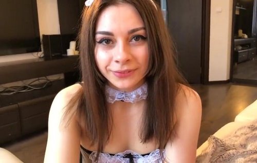 Постер к видео: Пухленькая русская служанка работает полуголой и трахает работодателя за доплату.