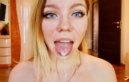 Постер к видео: Жопастая русская жена удовлетворяет мужа сексом и кушает его сперму.