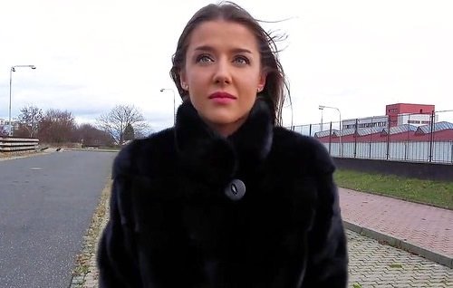 Постер к видео: Красивая россиянка потеряла работу в Польше и не отказывается от под заработка.