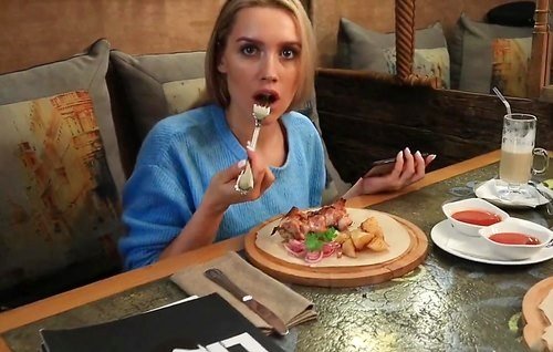 Постер к видео: Кристина поела и отсасывает парню под столом в пиццерии.