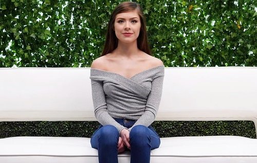 Постер к видео: Приятная молодая брюнетка модельной внешности на порно кастинге.