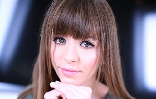 Постер к видео: Молодая симпотяшка отдается под пение грегорианцев и глотает сперму порноагента.