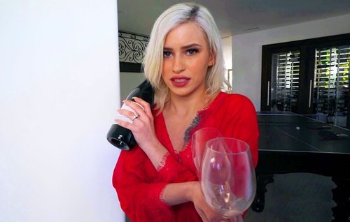 Постер к видео: Красивая блондинка шла с сюрпризом к парню, но первым её сюрприз получил её хуистый отчим.