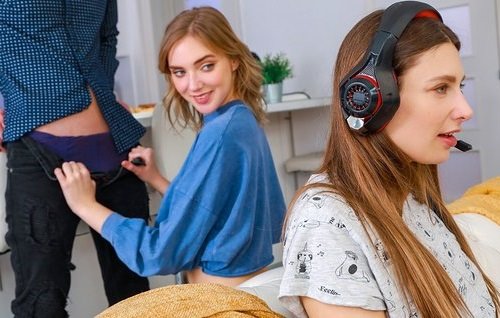 Постер к видео: Сестра оказалась мудрее и не променяет внимание парня и секс на игры.