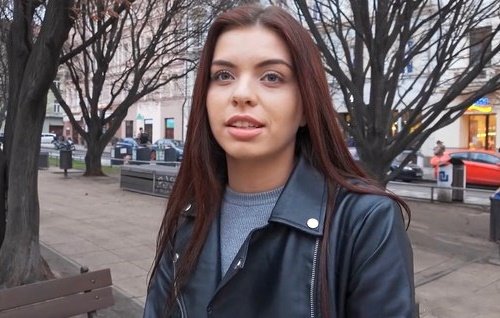 Постер к видео: Русская девушка отдается пикаперу за стакан горячего чая в холодную погоду.