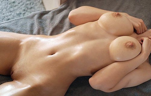 Постер к видео: Диана кончает от прохладного масла на её разгоряченном теле и от массажа.