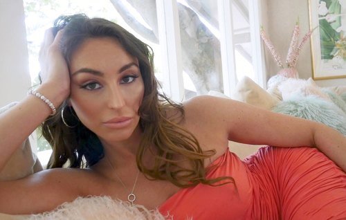 Постер к видео: Посидеть с подружками накрывается, а потрахаться с пасынком намечается.