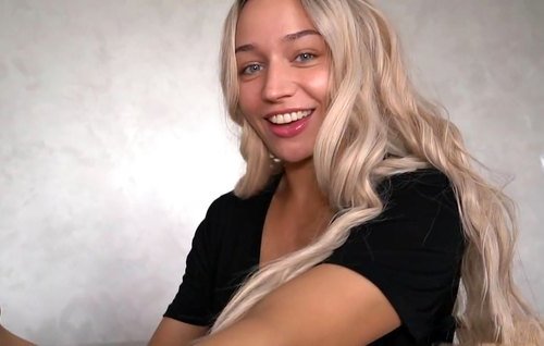 Постер к видео: Домашняя запись с сексуальной блондинкой, как берёт в рот и садится голой кисой на парня.