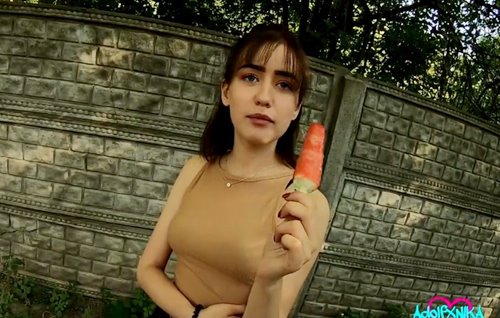 Постер к видео: Может мороженое так эротично лизать, а может и член, или сразу вместе.