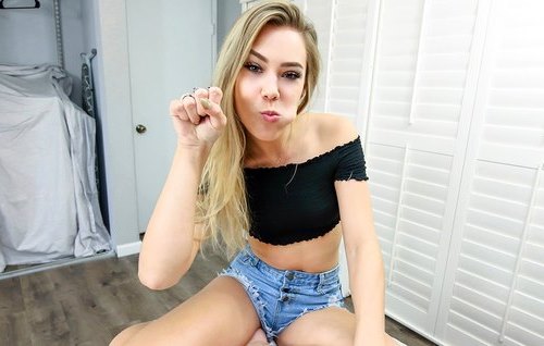 Постер к видео: Опять пришла просить денег и её красивая улыбочка с намеком на минет опять проканывают.