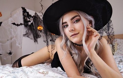 Постер к видео: Упрощенный вариант вечеринки по поводу Хеллоуина состоялся у неё дома, в постели.