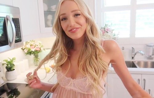 Постер к видео: Молодая жена накормила мужика сексом и завтрак не понадобился.