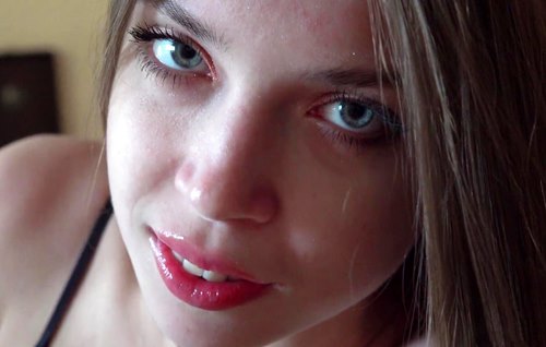 Постер к видео: Сосет член со страстью и помещает его в свою маленькую бритую письку.