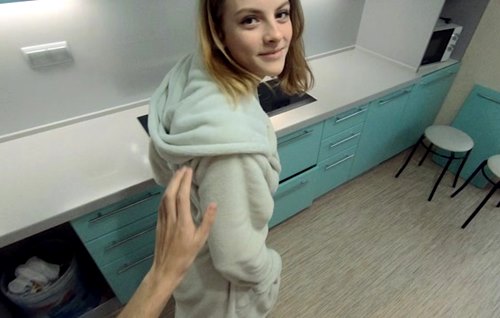 Постер к видео: Доводит до оргазма и кончает на лобок подружке во время скрытного секса на кухне.