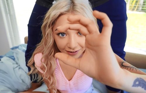 Постер к видео: Молодая писька снимает вместе с парнями соседями порнуху.