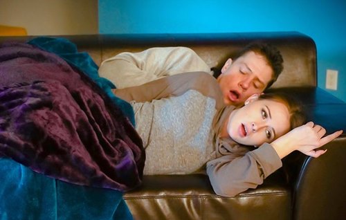 Постер к видео: Вдруг ощутила как мокрая головка спящего позади брата пропихивалась у неё между ног.