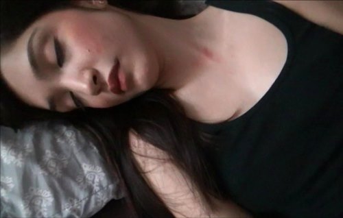 Постер к видео: Как ловко батя сношает киску спящей дочке и наслаждается её сонным потягиванием.