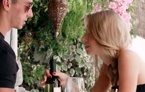 Постер к видео: Флирт молодой девушки с барменом стал началом любовных отношений со страстным сексом на улице.