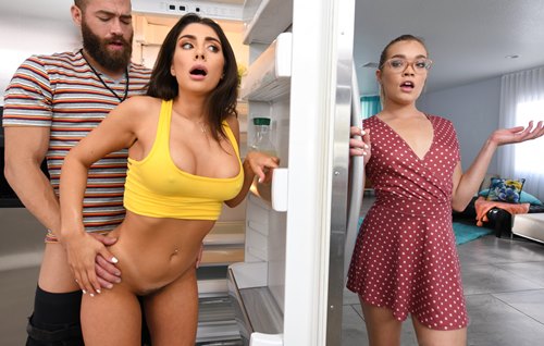 Постер к видео: Подруга лесбиянка его сводной сестры изменяет с её же братом.