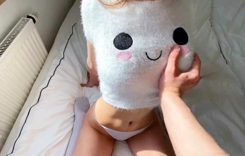 Постер к видео: Домашний секс с худенькой молодой девушкой верхом на члене.