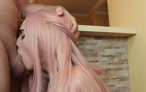 Постер к видео: Глотает этот твердый пенис с разгона прям в горло и как ей это нравится.