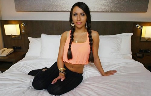 Постер к видео: Восемнадцатилетняя из Палестины привыкла к жесткому обращению и поэтому жестяк на кастинге ей был по душе.