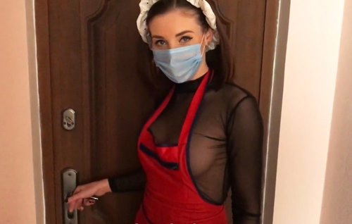 Постер к видео: Пришла с уборочкой без трусов и давай нагибаться перед мужиком.