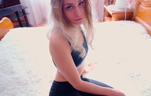 Постер к видео: Пыталась отказать другу, но при виде его классного хуя, жадно потянула его в рот.