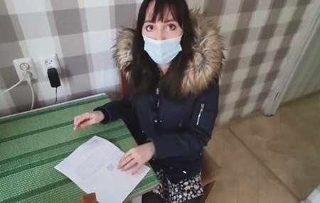 Постер к видео: Курьерша ведется на жесткое наебалово и стает раком чтобы оплатили за товар.