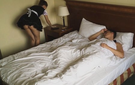 Постер к видео: Первый секс с его молодой горничной, который они оба так долго ждали.