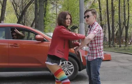 Постер к видео: Худенькая россияночка спасает туриста из гамерики от дтп и как сувенир тащит его домой кормить и трахнуть.