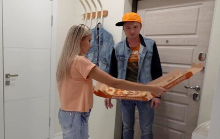 Постер к видео: Привез девушке не ту пиццу, а в место компенсации всунул ей член.