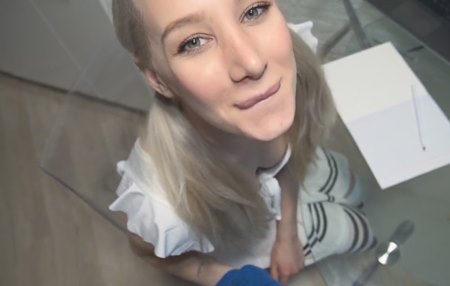 Постер к видео: Она лучше по шарит по трусам у брата чем будет учить математику с этим её Пифагором.