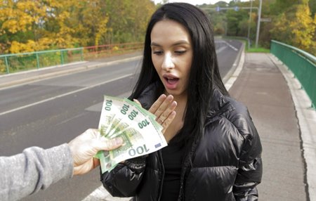 Постер к видео: Красивая русская брюнетка в попу в лесу не дала, разве что в помещении.