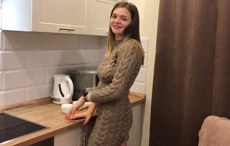 Постер к видео: У соседки есть и сахар одолжить и пухлая пиздёнка чтобы трахнуть по домашнему.